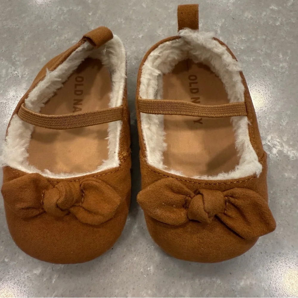 Old Navy Tan Faux Fur Lined Bow Slippers 3-6M EUC